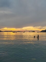 Fototapeta premium coucher du soleil, ile, el nido, montagne, plage, nuance de couleurs, degrade de couleurs