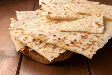 Pane carasau croccante, prodotto tradizionale della cucina Sarda, cibo italiano 