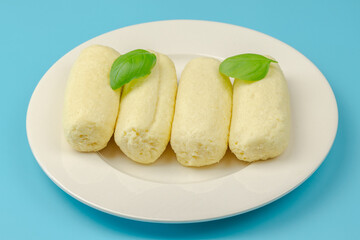 quenelles fraiches, en gros plan, sur une table