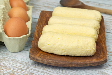 quenelles fraiches, en gros plan, sur une table