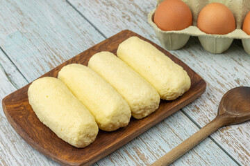 quenelles fraiches, en gros plan, sur une table