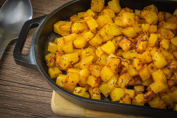 plat de pommes de terre rissolées, en gros plan