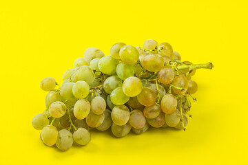 grappe de raisin, en gros plan, isolé sur un fond jaune
