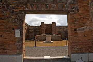 vue du temple du génie augustus dans la ville ruines de Pompéi