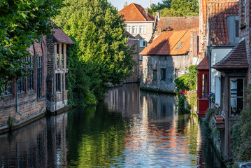 Obraz premium Medieval brick houses stadning in the water channel