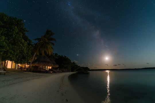 The beauty of a starry night, the quiet darkness, and the wonder of cosmic wonder invite viewers to contemplate the mysteries of the universe