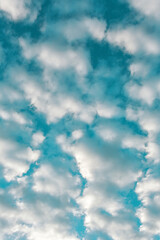 Porción de cielo con nubes iluminadas por el sol del amanecer en la región de Las Merindades, Burgos, Castilla y León, España