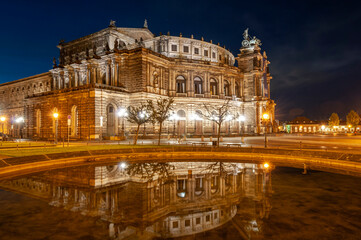 Semperoper bei Nacht in Dresden