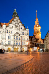 Fototapeta premium Schlossplatz mit Stadtschloss und Residenzschloss bei Nacht, Dresden, Sachsen, Deutschland, Europa