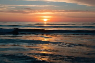 Obraz premium Serene Sunset Reflections on Shimmering Ocean Waves
