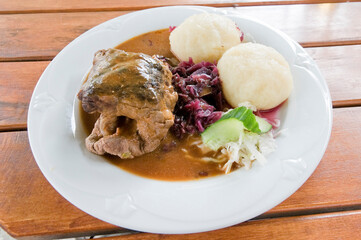 Rinderroulade mit Thüringer Klößen und Apfelrotkraut