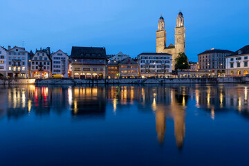 Obraz premium Historic architecture at the Limmat riverbank in Zurich at night
