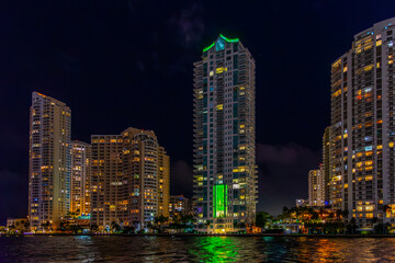 Fototapeta premium Skyscrapers in Miami riverwalk under a clear sky at night