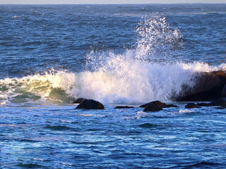Fototapeta premium waves crashing on rocks
