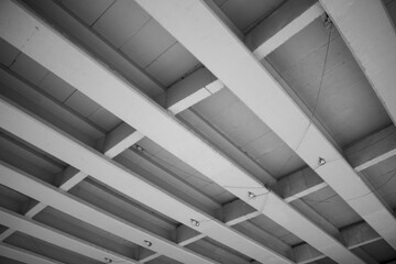 Obraz premium Architectural Perspective: Underside View of a Modern Toll Road Bridge