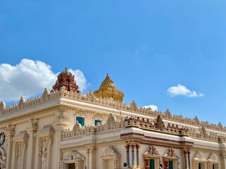 Obraz premium Beautiful view of a Hindu temple with intricate architecture against a clear blue sky