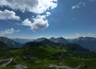 Obraz premium Green mountains under a clear blue sky