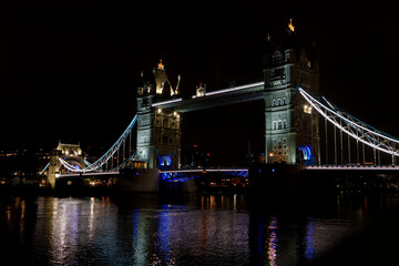 Obraz premium Illuminated Tower Bridge over Thames river at night, London, England, UK
