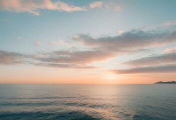 Naklejka premium The sea at dusk is calm, with a clear, serene sky creating a peaceful atmosphere. 