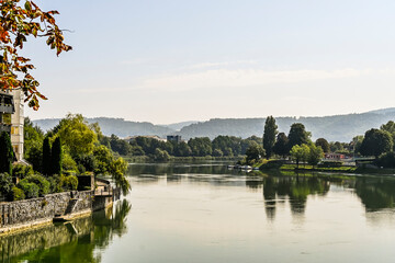 Obraz premium Laufenburg, Laufenburg Baden, Altstadt, Rhein, Rheinuferweg, Uferweg, Ufer, Laufenbrücke, Altstadthäuser, Sommer, Sommertag, Baden-Württemberg, Deutschland