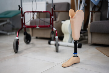 Obraz premium Prosthetic leg in rehabilitation center with walker nearby