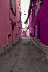 Camminare e fotografare la bellissima Iseo Italia in bianco e nero con zone colorate