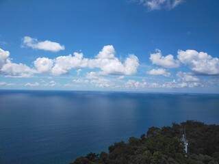 Obraz premium Peaceful Waves Crashing on the Shore