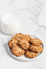 chocolate chip cookies, glass of milk, american cookies