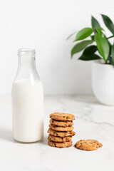 chocolate chip cookies, glass of milk, american cookies