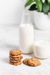 chocolate chip cookies, glass of milk, american cookies
