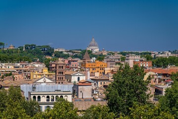 Naklejka premium Panoramic view of Rome with St. Peter's Basilica in the background.
