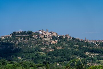 Fototapeta premium Panoramic view of a hilltop town under a clear blue sky