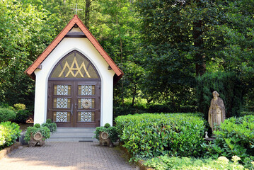 Die idyllisch am Waldrand gelegene Marienkapelle in Werbeln im Landkreis Saarlouis im deutschen...