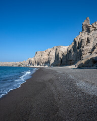 Paysage maritime du littoral de l'île grecque des Cyclades de Santorin avec ses falaises volcaniques autour de la plage de Vlychada