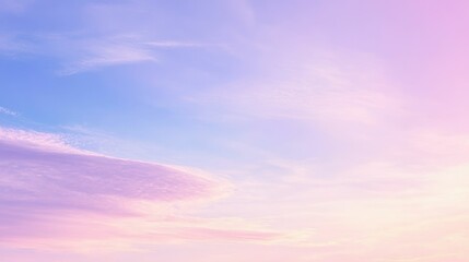 Obraz premium Serene pastel sky at dusk with soft cloud formations.