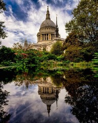 Fototapeta premium Stunning view of St. Paul's Cathedral in London with its reflection in a serene pond