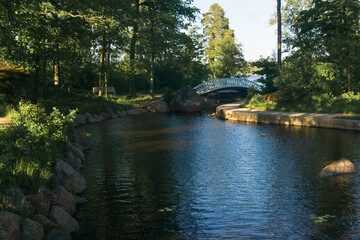 Obraz premium arched wooden pedestrian bridge in the park