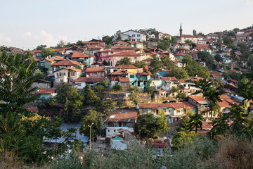 Naklejka premium A vibrant cityscape with colorful apartment buildings, featuring a prominent mosque and a mix of traditional and modern architecture