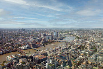 Obraz premium Weitläufige Aussicht auf die Stadt und den Fluss Themse mit mehreren Brücken und Gebäuden in London, Vereinigte Königreich Großbritannien
