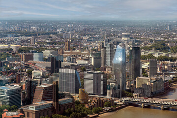 Breite Aussicht auf die Stadt mit modernen und historischen Wolkenkratzern und dem Fluss Themse,...