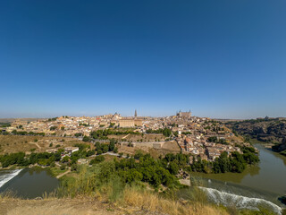 Toledo, średniowieczne miasteczko umiejscowione nad rzeką Tag, wpisane na listę dziedzictwa UNESCO, tylko pół godziny pociągiem od Madrytu.