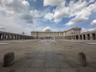 Obraz premium plac defilad przed zamkiem królewskim w Madrycie