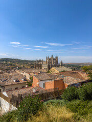 Obraz premium katedra w Toledo górującą nad dachami kamienic, Hiszpania
