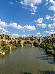 średniowieczny most nad rzeką Tag w Hipszanii