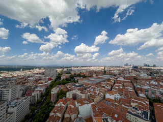 panoramiczny widok na Madryt stolicę Hiszpanii. Widać ogromne zróżnicowanie architektoniczne budynków, główne ulice i pięknie zachmurzone niebo © Kamil_k2p