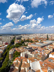 panoramiczny widok na Madryt stolicę Hiszpanii. Widać ogromne zróżnicowanie architektoniczne budynków, główne ulice i pięknie zachmurzone niebo © Kamil_k2p