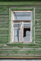Obraz premium Old wooden window on the ancient abandoned house
