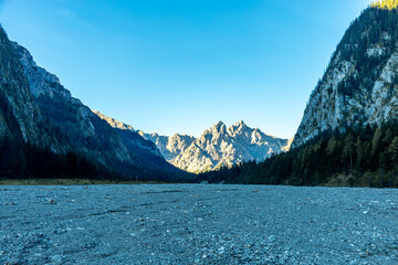 Obraz premium Eine wunderschöne Spätsommer Wanderung durch die Berchtesgadener Alpenlandschaft bis zum Blaueisgletscher - Berchtesgaden - Bayern - Deutschland