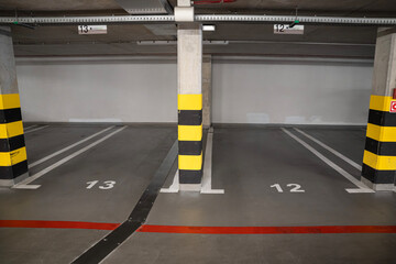 puste miejsca postojowe na nowoczesnym parkingu podziemnym