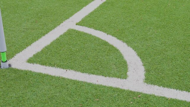Fu&szlig;ballfeld Kunstrasen mit wei&szlig;en Linien 